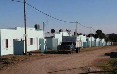Leg�timos beneficiarios de viviendas en La Movediza recibieron el acta de tenencia tras las usurpaciones