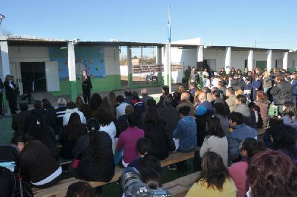 Presentaron mejoras de la Escuela N�43 tras el trabajo de voluntarios: refacciones a trav�s de un programa de Ternium Siderar