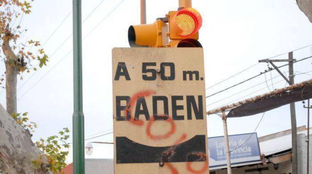Un cartel que anuncia un bad�n inexistente tapa un sem�foro
