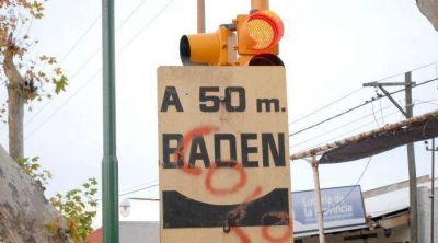 Un cartel que anuncia un bad�n inexistente tapa un sem�foro