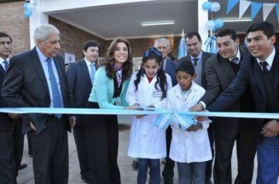 La gobernadora de la provincia inaugur� un anexo de la escuela N� 417 en el negro departamento Figueroa