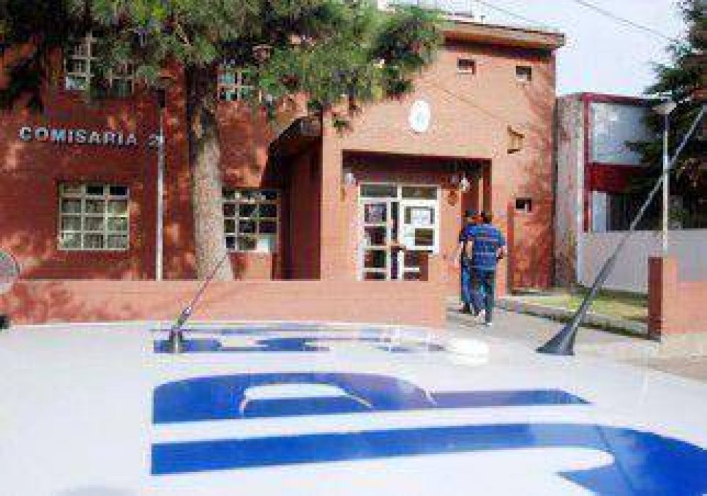 Se escap� esposado de una comisar�a y lo atraparon en su barrio 