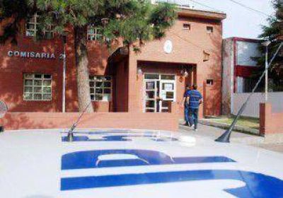 Se escap� esposado de una comisar�a y lo atraparon en su barrio 
