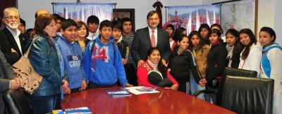 Chicos de General G�emes visitaron al intendente capitalino
