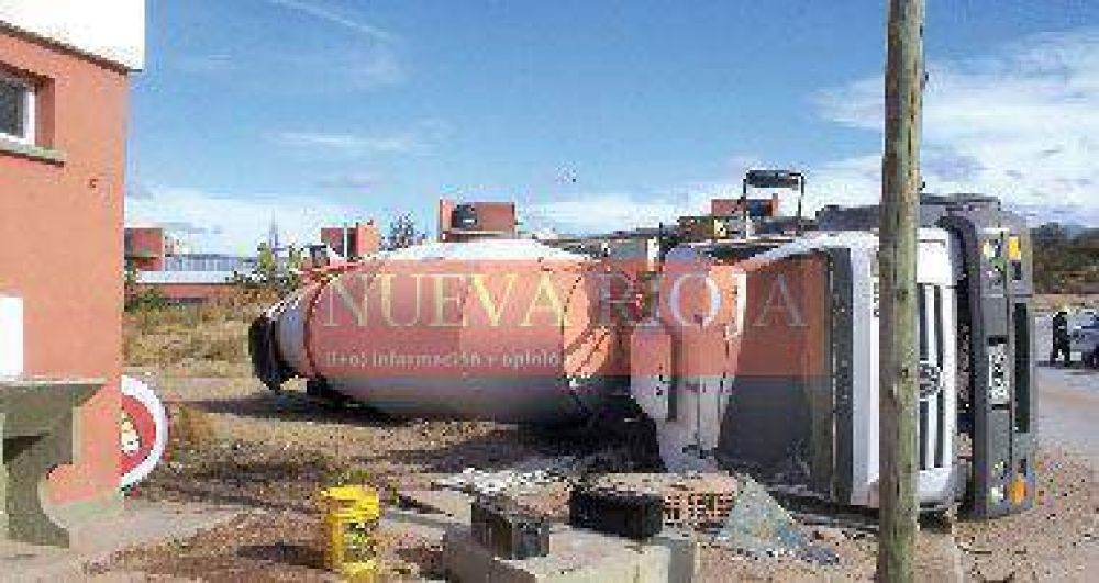 Un cami�n de gran porte volc� y no provoc� una tragedia de milagro