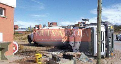 Un cami�n de gran porte volc� y no provoc� una tragedia de milagro