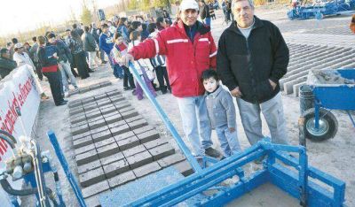 Entrega de maquinarias al sector ladrillero de Rivadavia