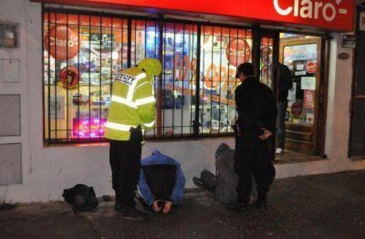 Sorprenden a menores robando en un local de telefon�a celular