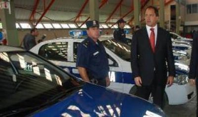 Scioli se re�ne con intendentes en Alvear y entrega patrulleros