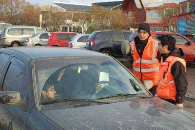 Inspectores de Tr�nsito repartieron folletos con mensajes preventivos en el D�a de la Seguridad Vial