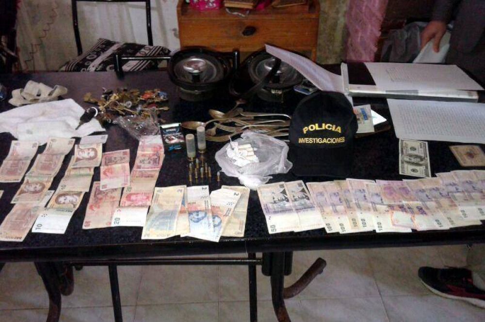 Secuestran drogas y un arma en allanamiento por un robo en un campo