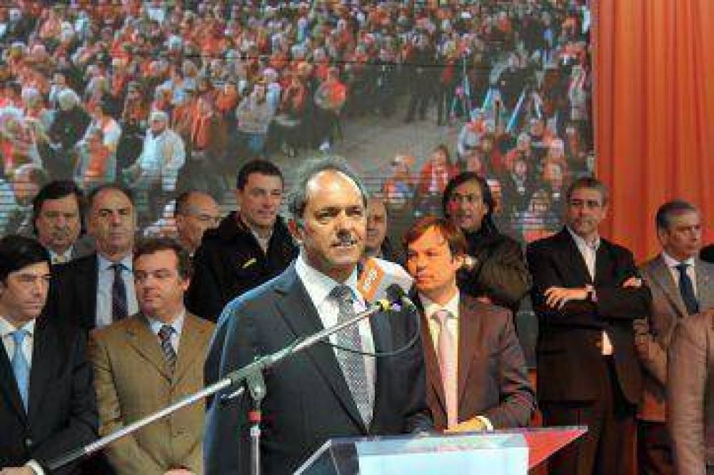 Scioli, con 90 intendentes en un mega acto