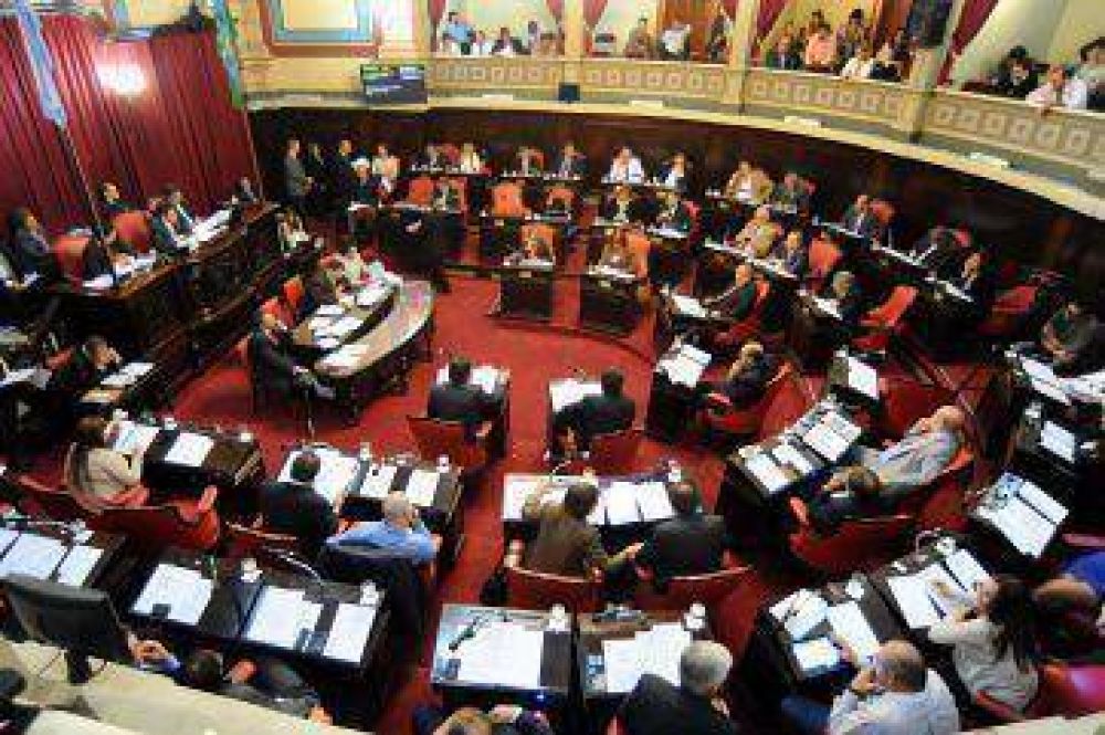 En medio de cruces, buscan aprobar la Comunal