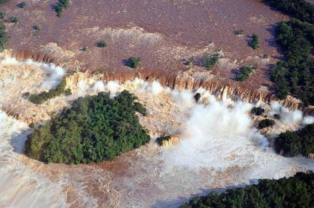 Desciende el r�o Iguaz�, pero crece el Paran� y hay localidades aisladas