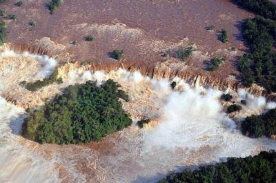 Desciende el r�o Iguaz�, pero crece el Paran� y hay localidades aisladas