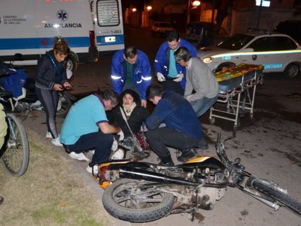 Una motociclista se fractur� una pierna tras chocar contra un auto