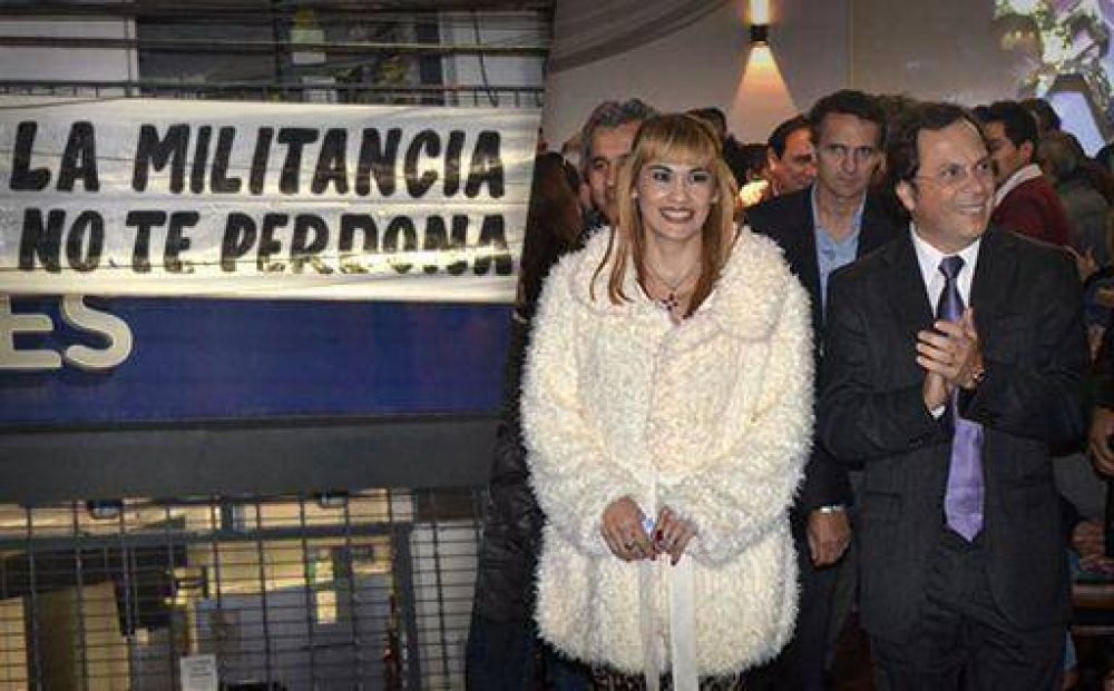Piden la renuncia de Marcela Acu�a