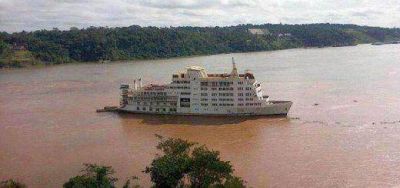 Recuperan sin da�os el barco casino que se llevo el r�o Iguaz�