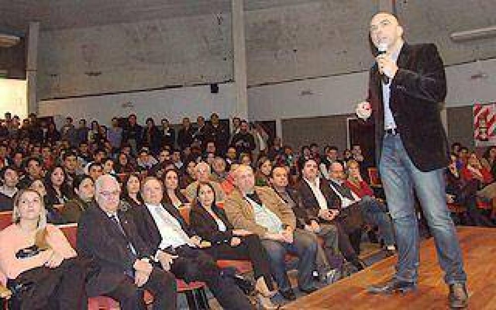 Tom�s Bulat dio una charla sobre �perspectivas econ�micas� en la UNLZ