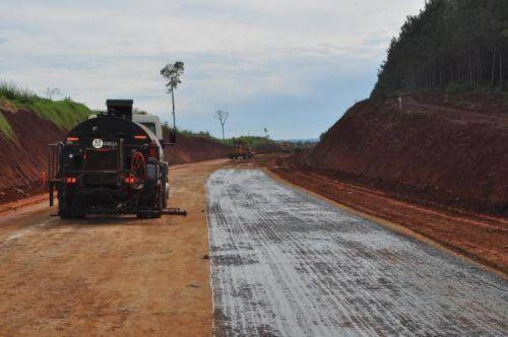 Culminaron los primeros 600 metros de asfalto sobre la ruta 221