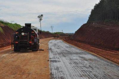 Culminaron los primeros 600 metros de asfalto sobre la ruta 221