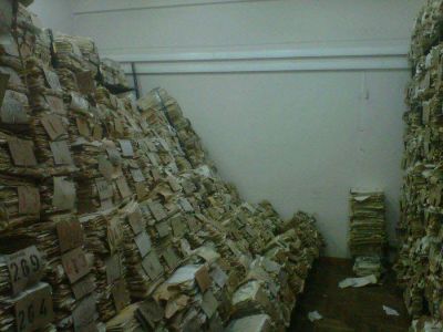 Un trabajador judicial casi termina aplastado por miles de expedientes 