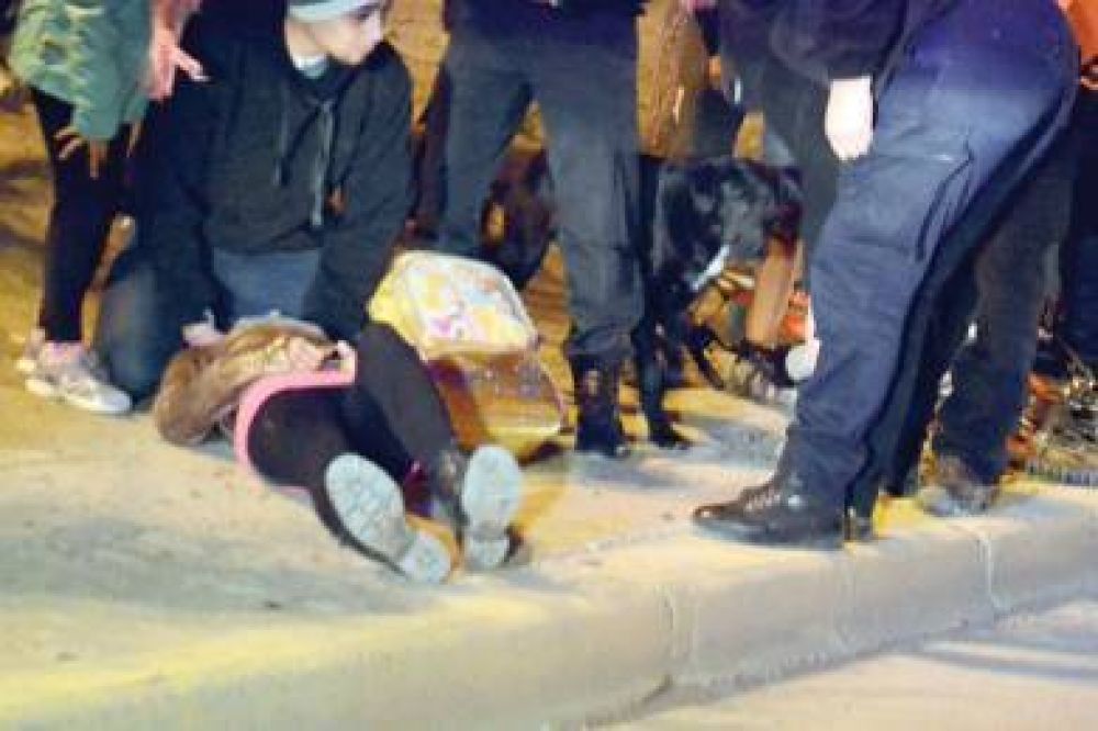 En ins�lito accidente un adolescente en bicicleta embisti� a una mujer