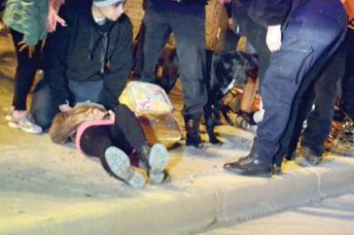 En ins�lito accidente un adolescente en bicicleta embisti� a una mujer