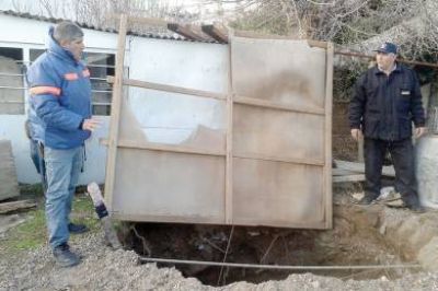 Tras explosi�n apareci� profundo pozo en patio de vivienda de Deseado