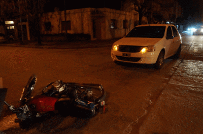 Dos lesionados en un choque entre un auto y una moto 