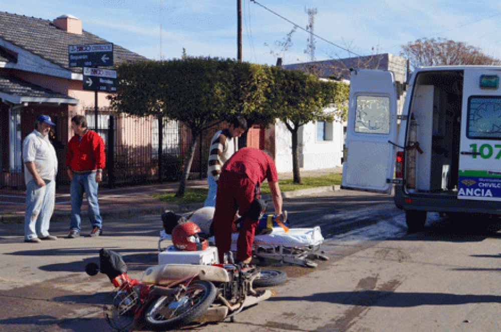 Un motociclista lesionado al chocar contra un auto 