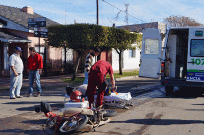 Un motociclista lesionado al chocar contra un auto 