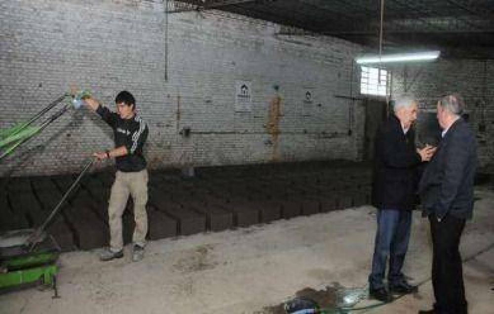 Logrando duplicar la producci�n, Lunghi recorri� la nueva bloquera municipal y destac� al Promev