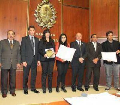 La Legislatura homenaje� a 7 personas por su labor