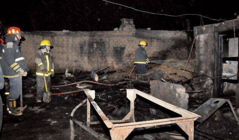 Incendios en 7 departamentos; se incendi� una casa y una carpinter�a