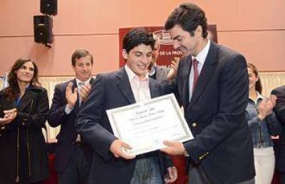 El gobierno reconoci� a 121 j�venes con los mejores promedios de la provincia 