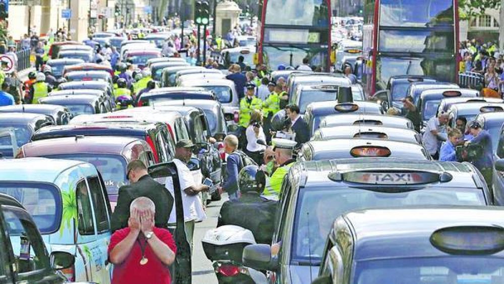 Un in�dito modo de transporte pone en pie de guerra a los taxistas europeos