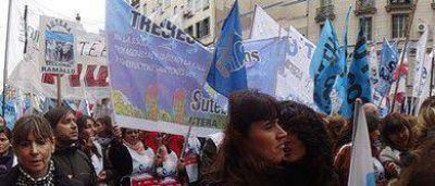 Masiva movilizaci�n a la Casa de la Provincia de Bs. As.