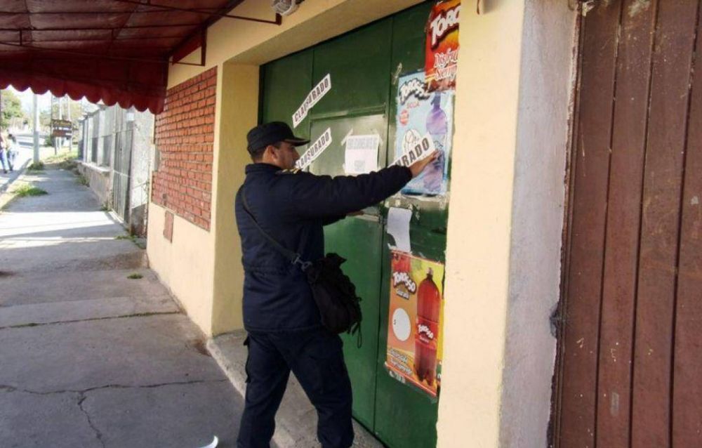 Clausuran locales comerciales por no cumplir con la ley