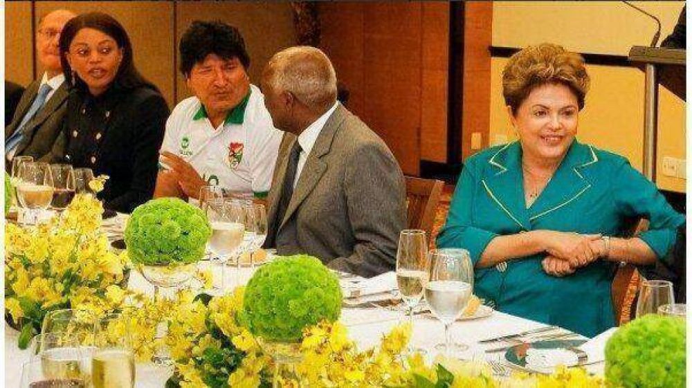 Evo Morales fue al encuentro de presidentes con la camiseta de Bolivia