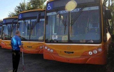 Denuncian que tres colectiveros no subieron a pasajero ciego