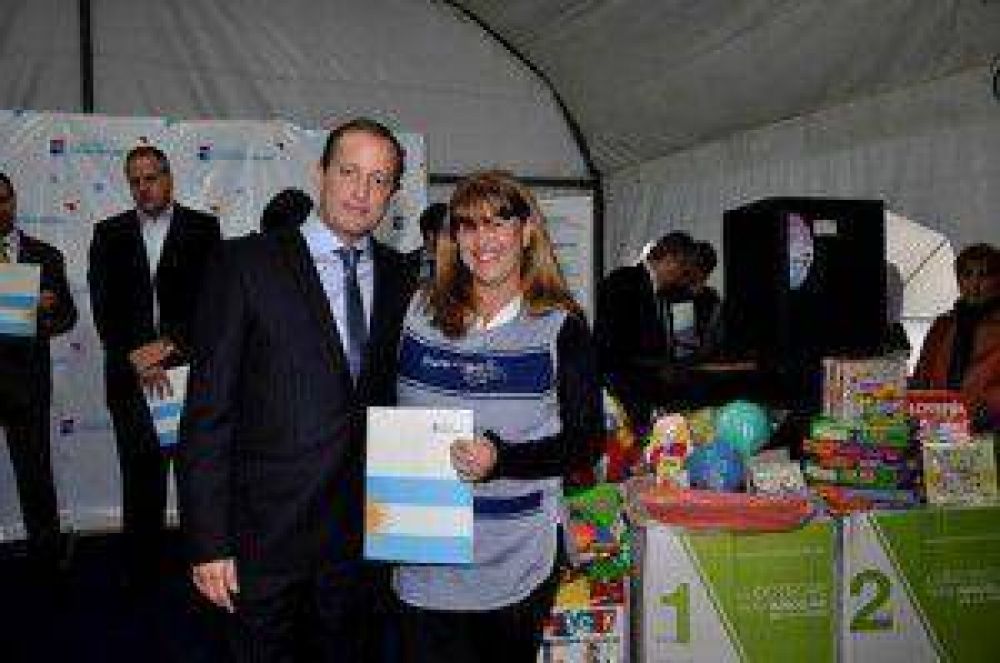 Equiparon 120 escuelas con tecnolog�a, juegos y muebles