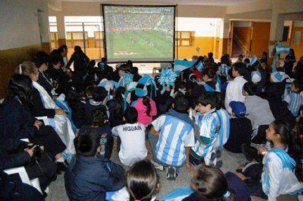 El Ministerio de Educaci�n pampeano autoriz� a que se vean en clase los partidos de Argentina