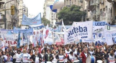 El Frente Gremial moviliz� a cinco mil docentes y anticip� ayer la posibilidad de otro conflicto