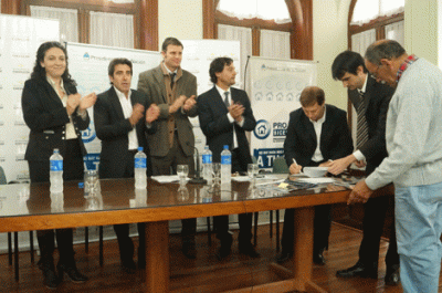 Firman y entregan los primeros 67 boletos de compra-venta de los terrenos Pro.Cre.Ar. 