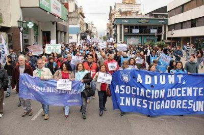 Docentes universitarios de todo el pa�s marcharon en Tucum�n