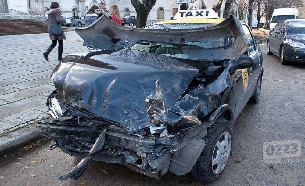Fuerte choque entre un auto y un taxi en Olaz�bal y Libertad