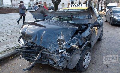 Fuerte choque entre un auto y un taxi en Olaz�bal y Libertad
