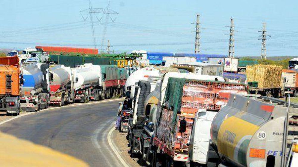 Camioneros amenazan con paro nacional de 48 horas este mes