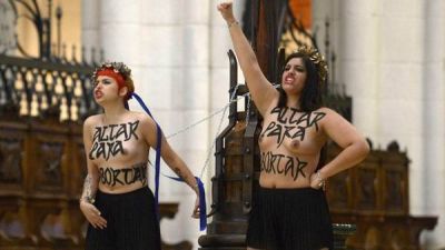 Activistas de Femen se encadenan en la catedral de Madrid